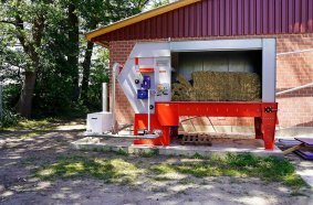 The new WEDA system is based on a robust, modularly expandable straw bale shredder, which completely breaks down square bales using three powerful toothed rollers and an integrated paddle system.