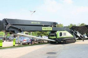 With compact transport dimensions of around 12 x 2.5 x 3 metres and a weight of 22 to 26 tonnes, the B210F is easy to transport.