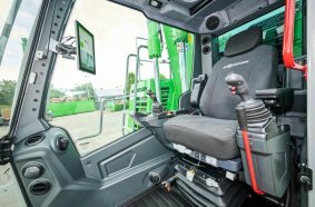 The new Maxcab comfort cab with the latest generation SENcon control system ensures maximum comfort and information for the driver and the fleet operator.