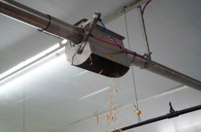 Via a durable chain conveyor, the straw – up to 80 millimetres in length – is transported directly to the pens via a chain conveyor system in a way that is gentle on the material.