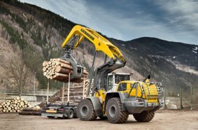 The Liebherr L 580 LogHandler XPower® loads a lorry with logs.