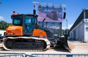 Double milestone at Samoter: Develon launches Series 9 and wins the Innovation Award with E-Stop technology