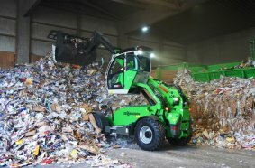 The comfort cab, which features a new operating concept and can be raised to a viewing height of 4.25 m, makes the SENNEBOGEN 360 G unique among industrial loaders.