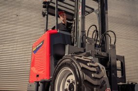 Externally routed hydraulic lines provide a clear view through the mast, while the seating position offers an unrestricted 360° view, including optimal visibility of the vehicle edges.