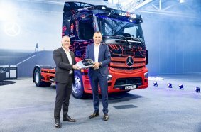 First eActros 300 semitrailer tractor in Germany handed over to Logistik Schmitt, in the picture: v.l.t.r. Ronald Ott, Head of Sales Trucks Mercedes-Benz and FUSO Germany and Rainer Schmitt, Managing Partner of Logistik Schmitt