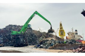 The SENNEBOGEN 875 E has an impressive reach of 29 meters, a handling capacity of up to 850 tons of metal per hour, and low operating costs.