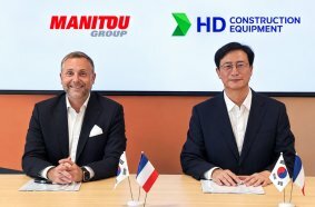 From the left to the right: Sylvain Blaise, President & CEO Manitou Group Jaeyoung Moon, President & CEO HD Construction Equipment