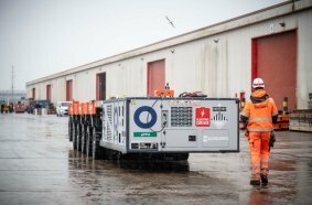 For the operation, Osprey deployed the electric PowerPack Unit in a complex port environment, transporting a critical component entirely under electric power.