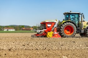 The AEROSEM M sowing soya beans in combination with a LION power harrow