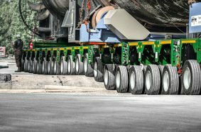 The axle compensation of the SCHEUERLE InterCombi vehicles assists with ballasting on the pontoon.