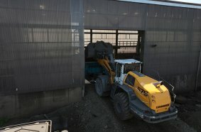 An XPower L 576 loads material for screening plants and crushers.