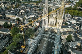 A total of ten elements form the protective screen for the roof of the cathedral.