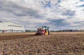 Deposit up to three components at the same time with a two-partition seed hopper and the optional TEGOSEM seed spreader