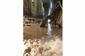 Demonstrates the tunnel builders' confidence: if the water level were to rise to the generator, everything would be lost – but the pumps run reliably around the clock and maintain the water level.