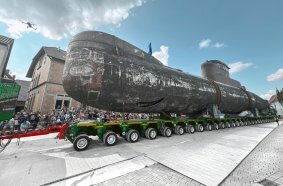 240 wheels roll U17 through the towns: An impressive sight at 350 tons, 48 meters long, and 9 meters high.