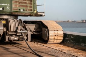 The cable reel ensures a secure power supply and allows unrestricted mobility across the entire unloading pier.