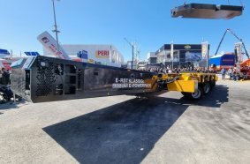 The highlight of BAUMA: Hydraulically adjustable PST/SL-E split Widening with the brand new E-PowerPack from Goldhofer