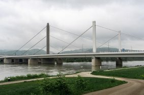 Ringlock was used to scaffold the 65-metre-high pylon of the Voest Bridge in Austria.