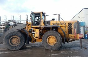 How the Volvo L350F wheeled loader arrived at SMT’s Newcastle depot.