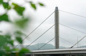 Ringlock was used to scaffold the 65-metre-high pylon of the Voest Bridge in Austria.