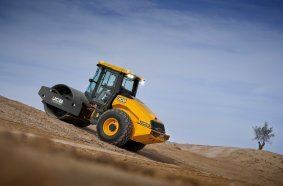 The world's first single-drum roller over 10 t with a 55 kW EU Stage V engine – without diesel exhaust fluid (DEF).