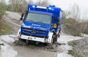 Unimog U 5023 for THW for flood protection with Atlas loading crane AT96.2 in use