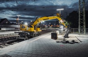 At Bauma 2022 Liebherr shows the A 922 Rail Litronic with hydrostatic drive concept as well as the new, fully hydraulic quick coupling system LIKUFIX® 33-9.