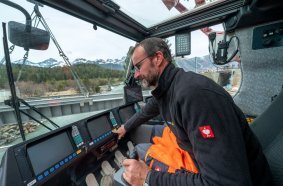 Panoramic view – Peter Stricker, in the crane operator’s cab of the LR 11000, places the 176 tonne steel bridge precisely on the abutments of the refurbished river crossing.