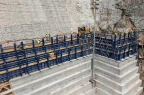 New dam steps are formed using Doka’s custom girder system.