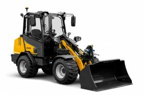 Tried-and-tested technology with a new driver’s cab and a fresh design: the Schäffer 2445-2 is the compact all-rounder for landscaping and construction.