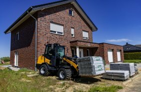 The new 2445-2 impresses with a modern comfort cab, optimised all-round visibility and practical details to ensure even greater efficiency in everyday use.