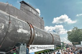 Tens of thousands accompany the transportation of U17.