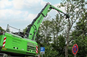 The 21 m reach of the tree care handler allows the operator to carry out all work entirely from the ground.