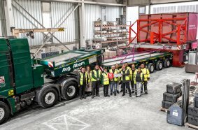 A strong team for the highest transport demands – The TII SCHEUERLE and August Alborn teams during the successful loading test of the new SCHEUERLE K25 combination.