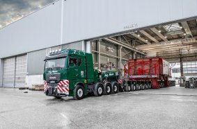 Heavy transport at its best – The modular combination of SCHEUERLE K25 axle lines, plate bridge, and frame bridge enables the safe transport of transformers and rail vehicles.