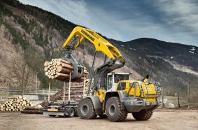 The Liebherr L 580 LogHandler XPower® loads logs onto a truck.