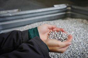 DESOX aluminum granules produced by Andomet that is used in steelworks.