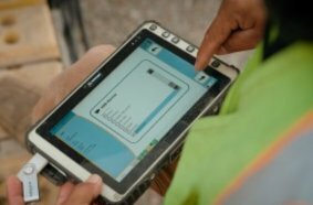 The software calculates an ideal, virtual stringline from the measured points.