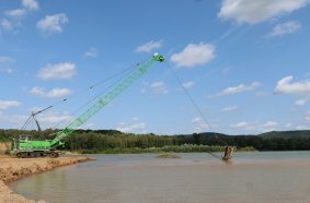 The 29.9 m long lattice boom allows the dragline bucket to be lowered and lifted well in front of the machine, ensuring that the embankment remains intact for as long as possible.