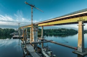 Onwards to the next bridge pier: The cranes move as the site progresses and are assembled in situ, as here in the waters of Lake Borgstedt.