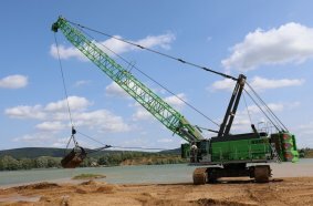 Thanks to its crawler undercarriage, the duty cycle crane can be used flexibly in multiple locations and for different tasks.