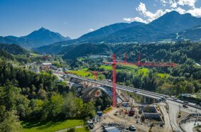Working between gorge, traffic and high-voltage lines: The two WOLFF cranes will handle central lifting tasks during the dismantling of the existing Sill Bridge and its subsequent reconstruction.