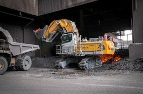 The R 980 SME’s dump bucket can handle large volumes of slag.
