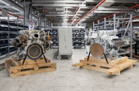 From old to new: A used (left) and MAN Genuine Remanufactured Engine (right) side by side.
