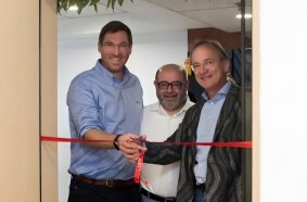 Ceremonial opening in Pune. From left: Fabian Weingart, member of the shareholder family, Managing Director Filippo Baldassari and CEO Dr. Gerald Karch mark the launch of the new office in India.