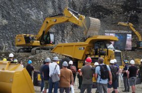 Maxed-out performance: On roughly 3,800 m², Zeppelin Baumaschinen GmbH demonstrates exactly what its heavy machinery can do.