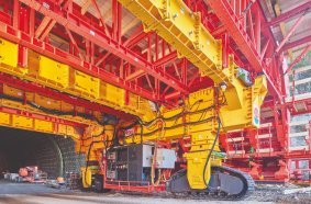 Given the fact that the very tight curve radii made it difficult to transport the tunnel carriage, an innovative caterpillar system was used to move it. 