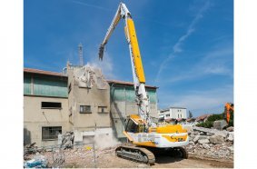 Abriss von historischem Fabrikgebäude mit Doosan-Abbruchbagger