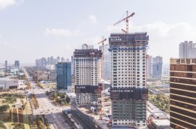The two buildings each comprise 40 stories and are 143 m high. They provide space for a total of 351 residential units.
