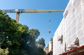 70-metre reach for heavy loads. With a hook height of around 38 metres and a maximum load capacity of 11 tonnes, an 800-tonne-metre crane TLS 800 50T from the BKL System Sáez has assisted with the renovation work on a railway bridge.